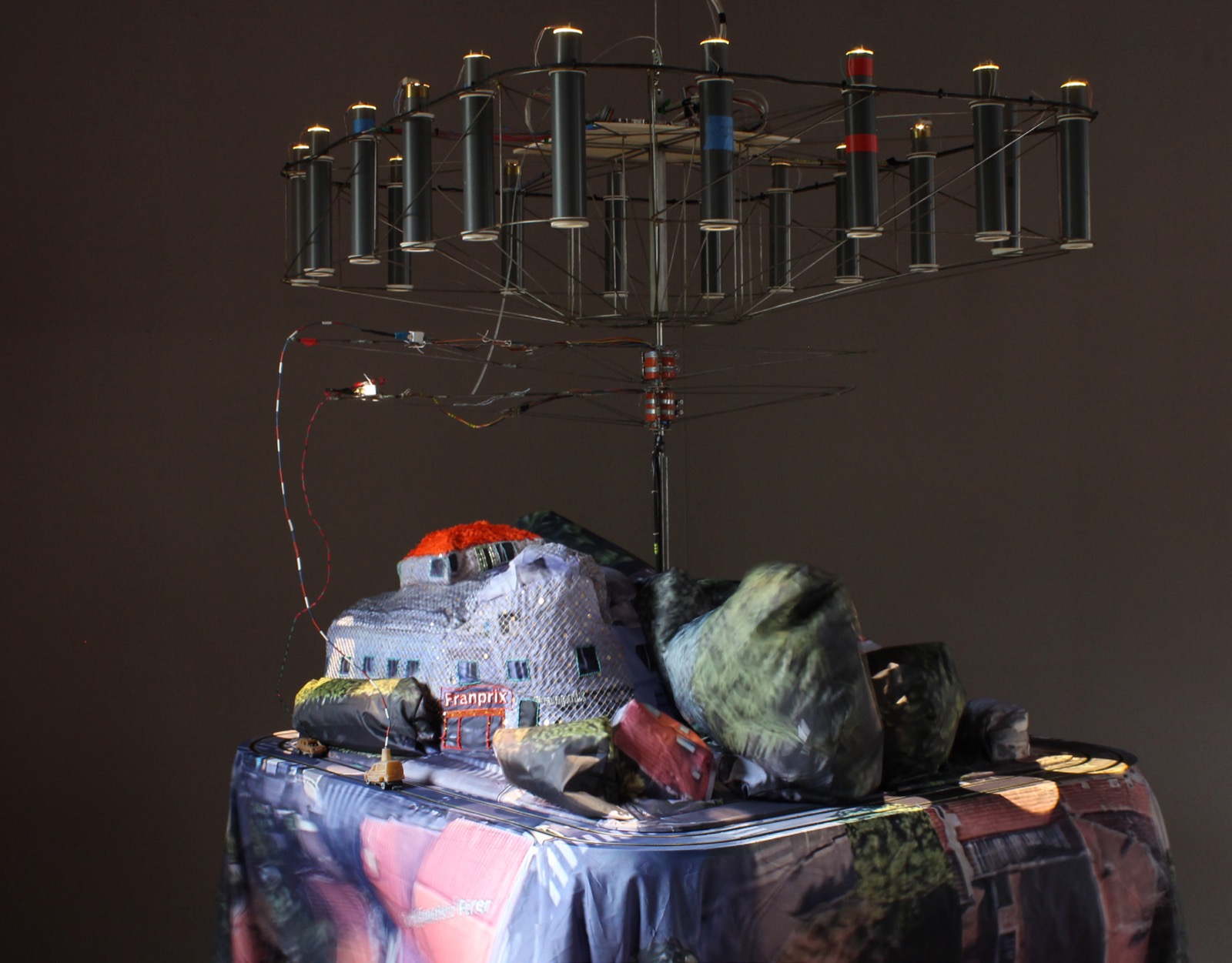 Circuit Radio — installation-machine au-dessus d'un paysage d'objets